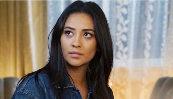 Shay Mitchell Pretty Little Liars