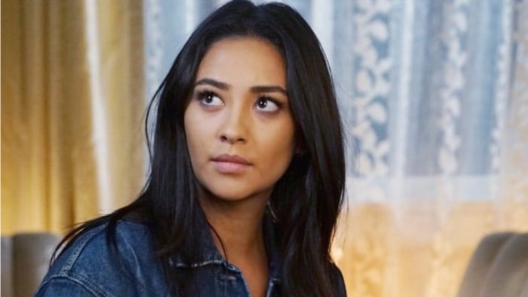 YOU : Shay Mitchell (PLL) tease avec enthousiasme sa série avec Penn Badgley