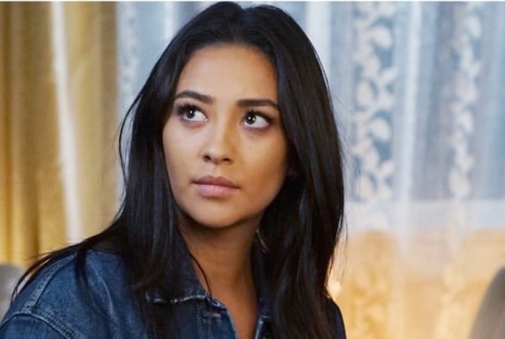 YOU : Shay Mitchell (PLL) tease avec enthousiasme sa série avec Penn Badgley