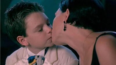 Disney+ : les fans choqués par un baiser entre un adulte et un enfant dans le film L’Apprenti Millionaire