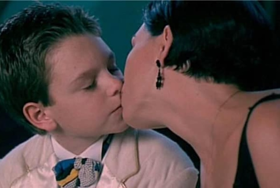 Disney+ : les fans choqués par un baiser entre un adulte et un enfant dans le film L’Apprenti Millionaire
