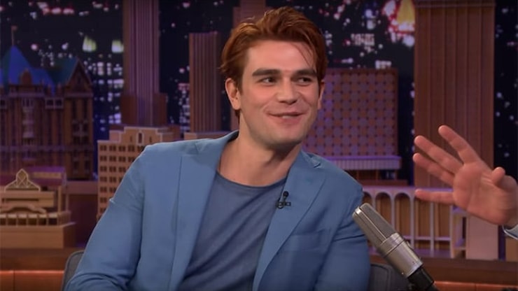 Riverdale : Cole et Dylan Sprouse se moquent d’une photo de KJ Apa jeune