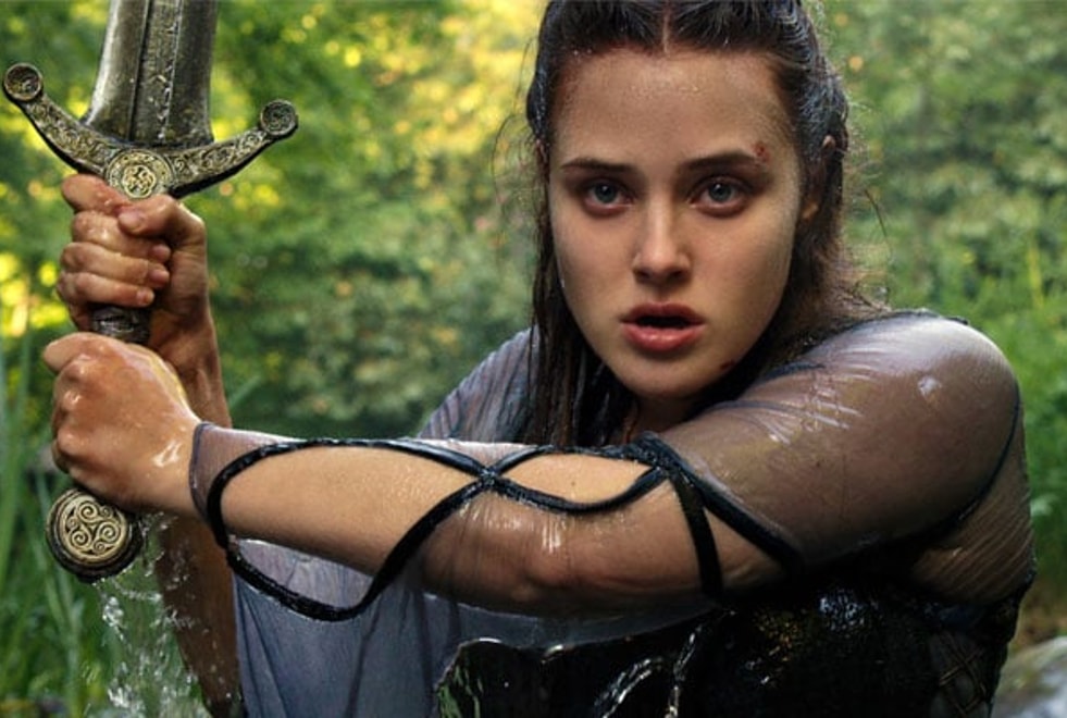 Cursed : la nouvelle série Netflix avec Katherine Langford se dévoile avec des photos inédites
