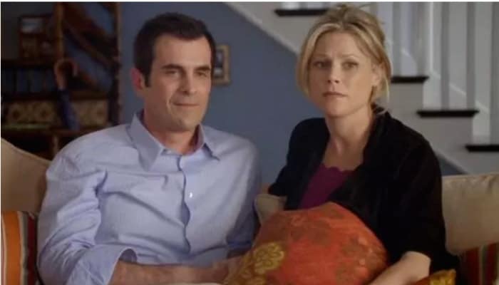 julie bowen enceinte dans le rôle de claire dunphy dans modern family accompagné de phil dunphy