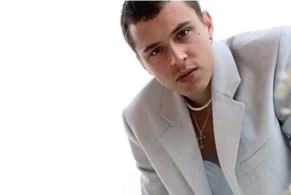 Elite : Arón Piper prend la pose pour Jacquemus