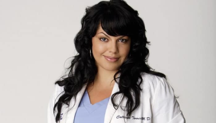 Le personnage de Callie Torres avec sa coupe de cheveux reconnaissable dans Grey's Anatomy.