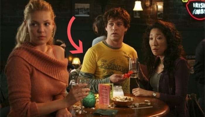 les amis Izzie, George et Cristina réunis au bar dans les premières saisons de Grey's Anatomy