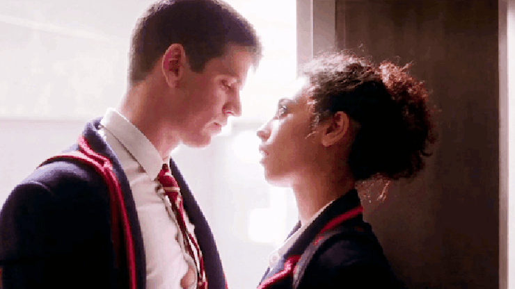 Elite : un baiser entre Nadia et Guzman coupé au montage, les fans furieux