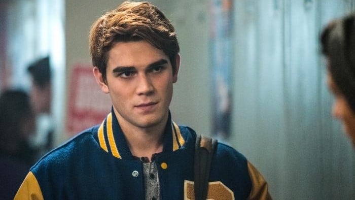 Riverdale : KJ Apa héros d'un film sur le coronavirus aux côtés de Sofia Carson