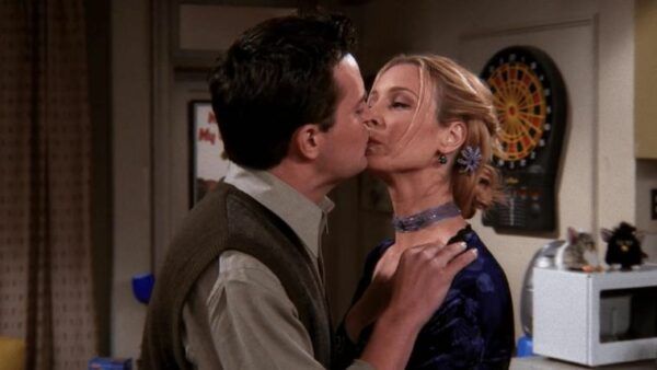 Friends Chandler Phoebe baiser