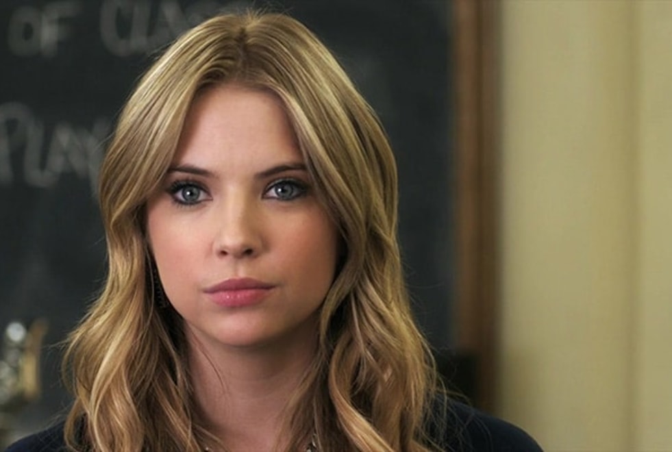 Ashley Benson (PLL) raconte sa pire rencontre avec une fan : ‘j’étais complètement nue’