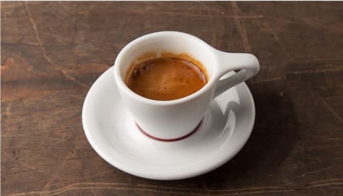 Un café avec deux morceaux de sucre roux (oui)