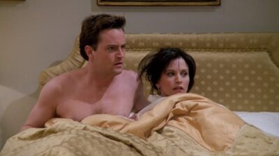 Friends : cette scène coupée annonçait-elle le couple Chandler et Monica ?