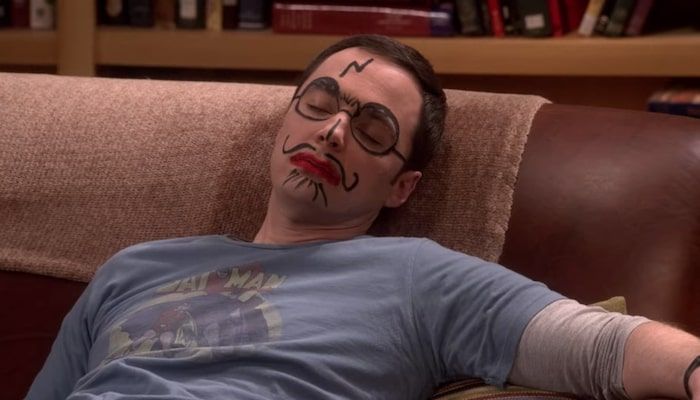Sheldon de The Big Bang Theory se retrouve maquillé en Harry Potter