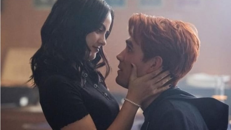Riverdale saison 5 : ce que KJ Apa et Camila Mendes sont obligés de faire avant de s'embrasser