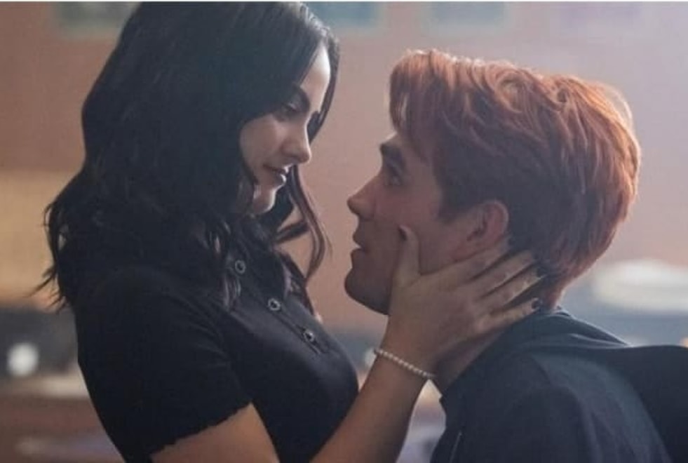 Riverdale saison 5 : ce que KJ Apa et Camila Mendes sont obligés de faire avant de s’embrasser