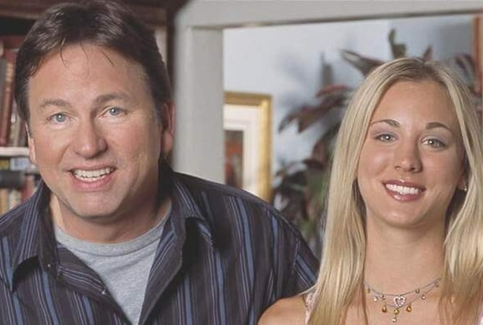 Touche pas à mes filles : Kaley Cuoco rend hommage à John Ritter, son père dans la série