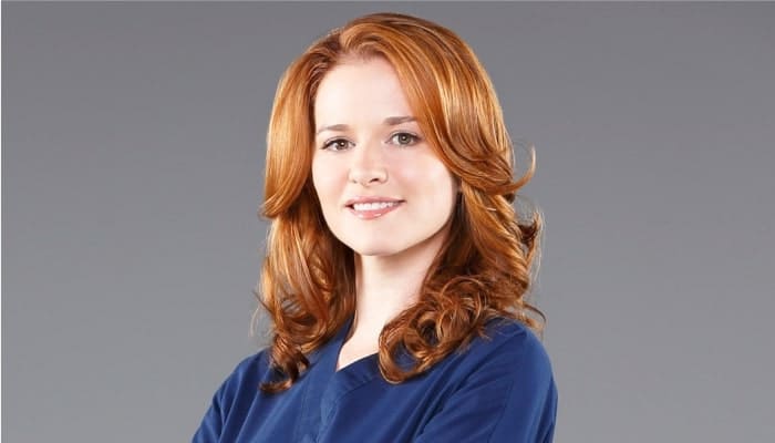Grey’s Anatomy : Sarah Drew (April) remet un fan à sa place sur Twitter