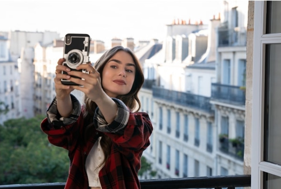Emily in Paris : bonne nouvelle ! Vous pouvez acheter la même coque de téléphone qu’Emily
