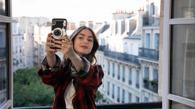 Emily in Paris : une erreur sur le compte Instagram de la série Netflix fait rager les Français