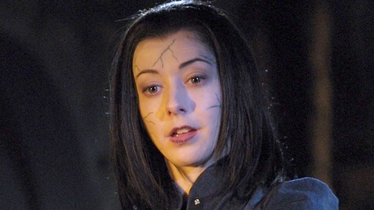 Buffy contre les vampires : Alyson Hannigan utilise les accessoires de la série... pour Halloween !