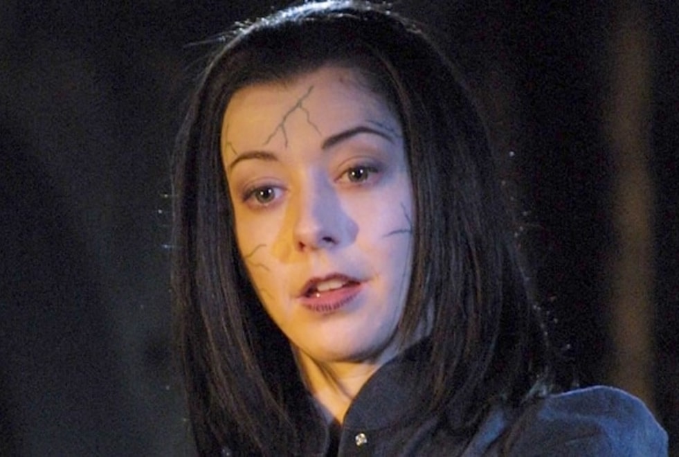 Buffy contre les vampires : Alyson Hannigan utilise les accessoires de la série… pour Halloween !