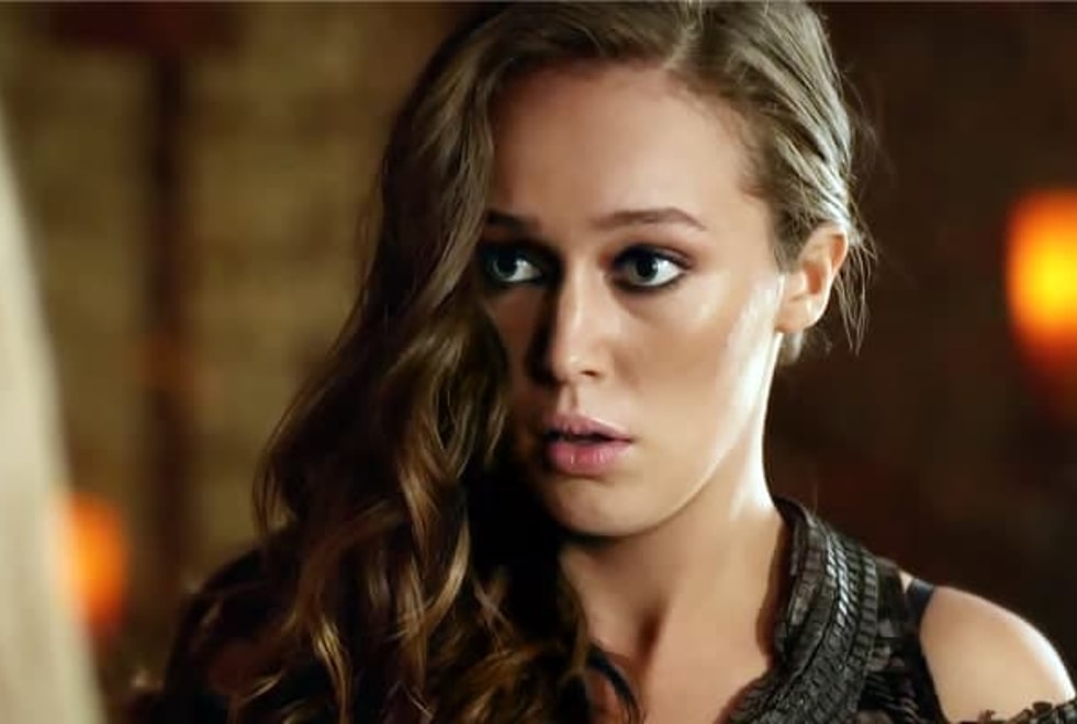 The 100 : Alycia Debnam-Carey (Lexa) raconte son histoire la plus folle avec un fan