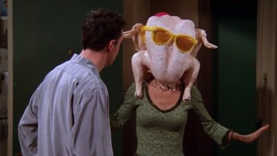 Friends : Courteney Cox recrée la danse culte de Monica avec la dinde sur la tête pour Thanksgiving