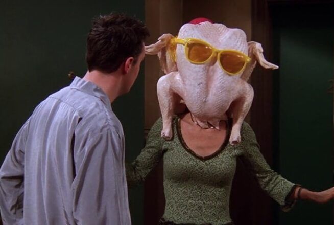 Friends : Courteney Cox recrée la danse culte de Monica avec la dinde sur la tête pour Thanksgiving