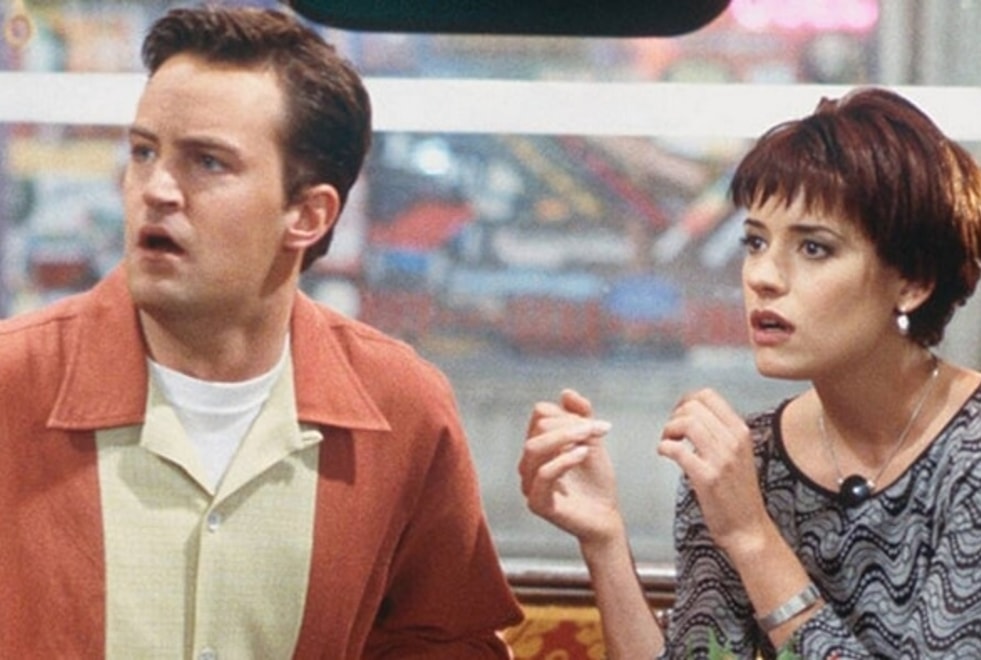 Friends : Paget Brewster a cru être virée de la série à cause d’une coupe de cheveux ratée