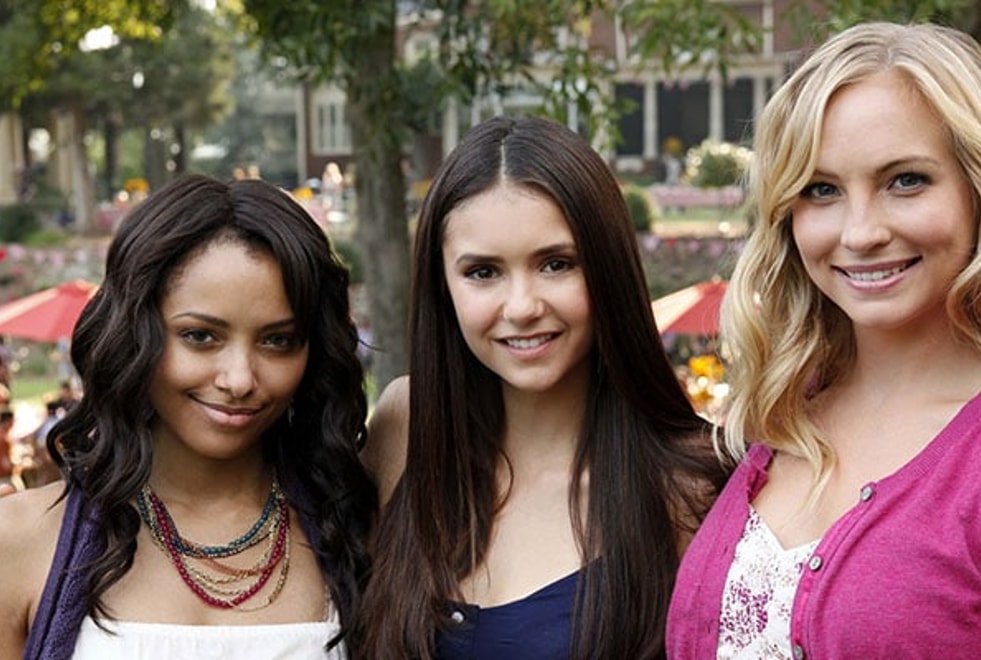 The Vampire Diaries : des actrices arrêtées au moment du tournage pour avoir montré leurs seins sur un pont