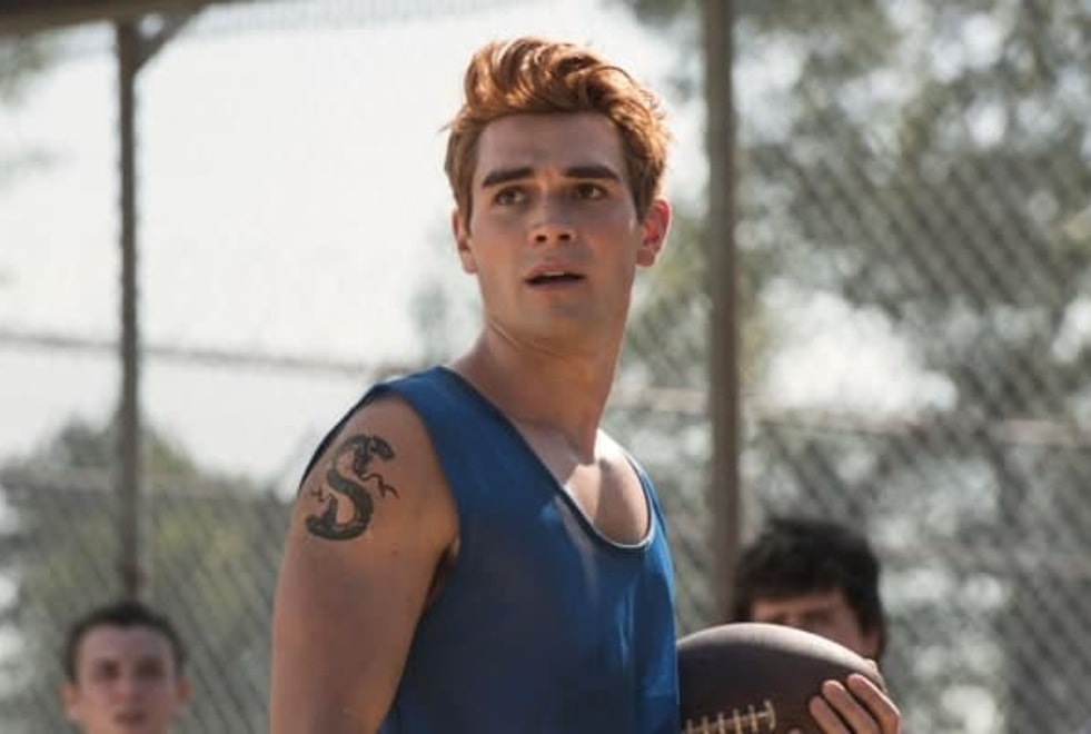 Riverdale : la première photo de la saison 5 montre ENCORE Archie torse nu