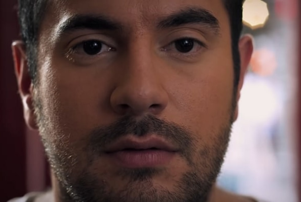 CANNESERIES : Kyan Khojandi, maître de cérémonie de la soirée de Clôture et du Palmarès