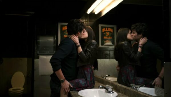 aria ezra baiser pretty little liars