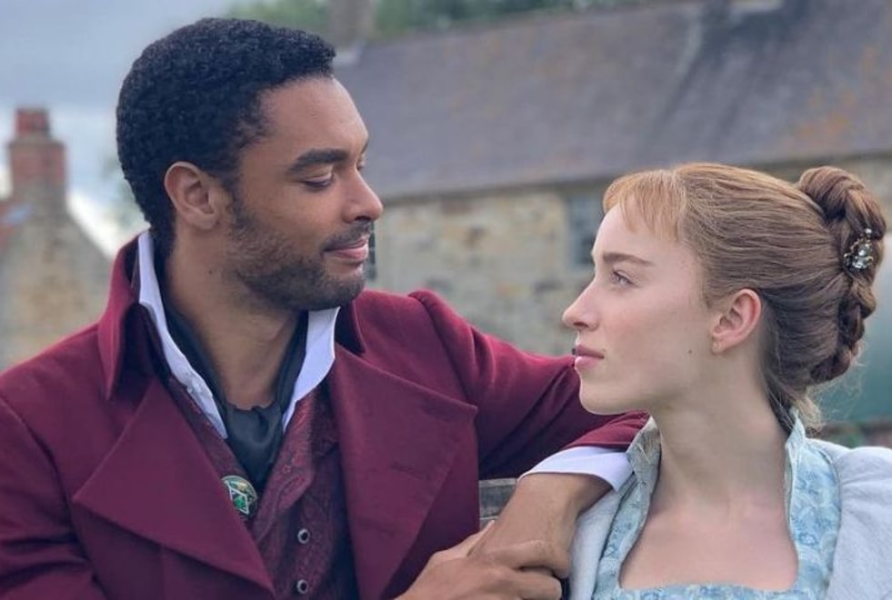 La Chronique de Bridgerton : Regé-Jean Page et Phoebe Dynevor sont-ils en couple ? L’acteur répond