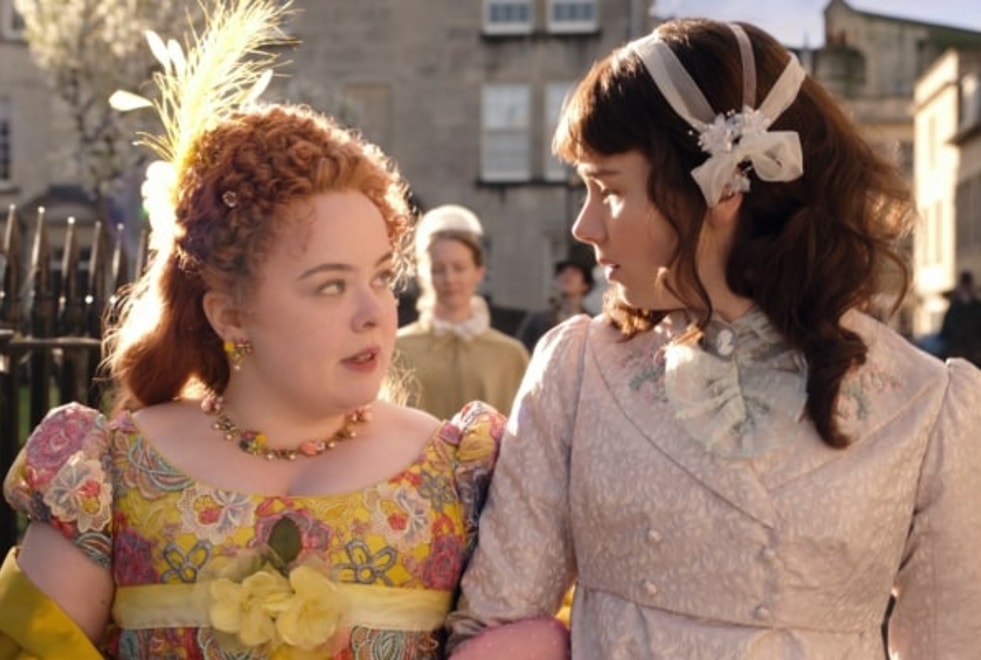 La Chronique des Bridgerton : aviez-vous remarqué cet indice sur l’identité de Lady Whistledown dans l’épisode 1 ?