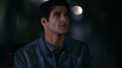 Teen Wolf : Tyler Posey lit des histoires terrifiantes face caméra