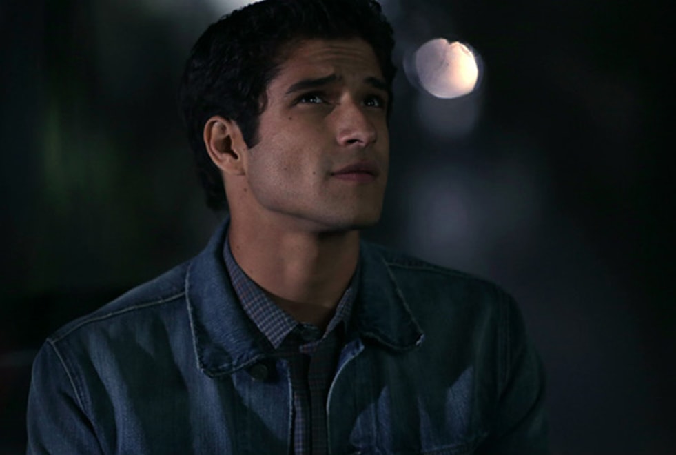 Teen Wolf : Tyler Posey lit des histoires terrifiantes face caméra