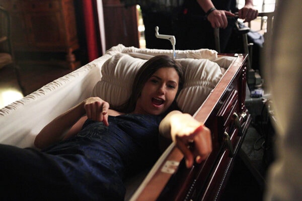 the-vampire-diaries-nina-dobrev-coulisses-tournage