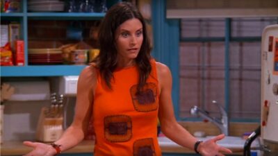 Friends : Courteney Cox prouve qu’elle est exactement comme Monica dans une vidéo hilarante