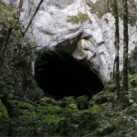 Vers la radio dans une grotte