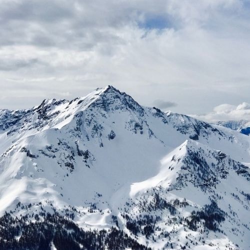 En haut d'une montagne enneigée