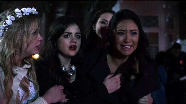 emily pleure mort maya pretty little liars