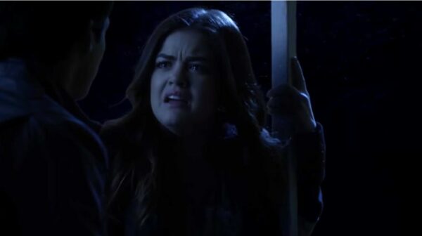 aria pleure pretty little liars