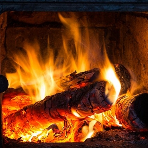 Un feu crépitant