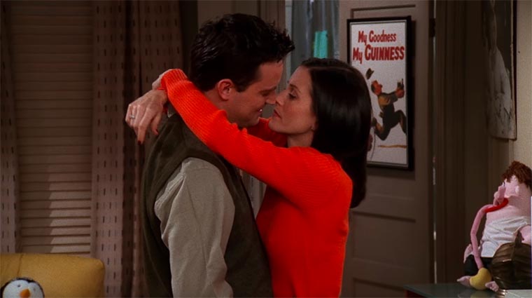 chandler-monica-baiser-friends-je-taime-saison-5