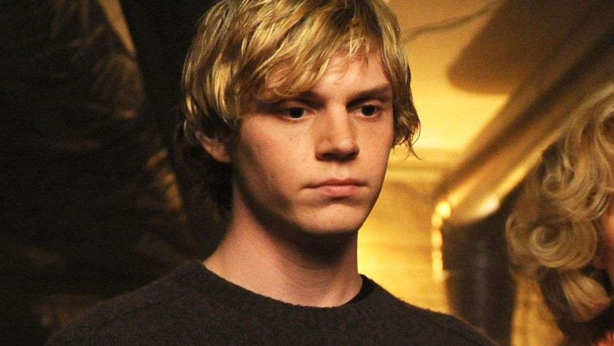 2. "American Horror Story" Star Evan Peters Dyes Hair Blue for Role - wide 4