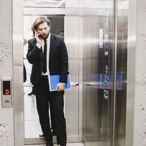 Être coincé(e) dans un ascenseur pendant des heures