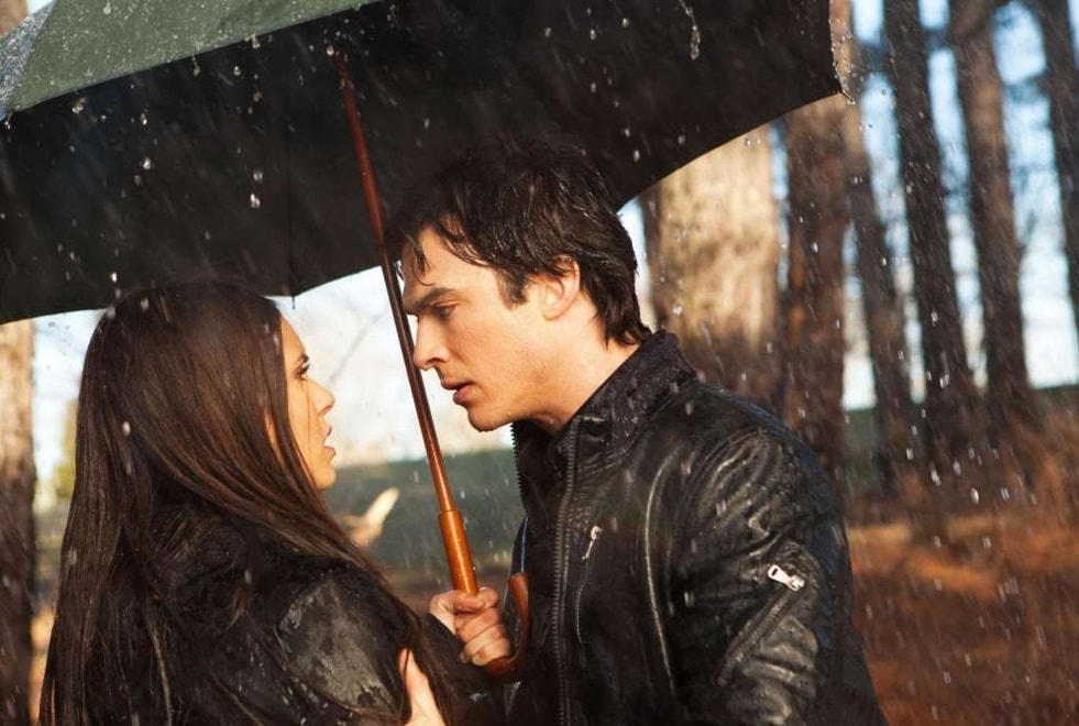 The Vampire Diaries : le message caché derrière le baiser sous la pluie d’Elena et Damon