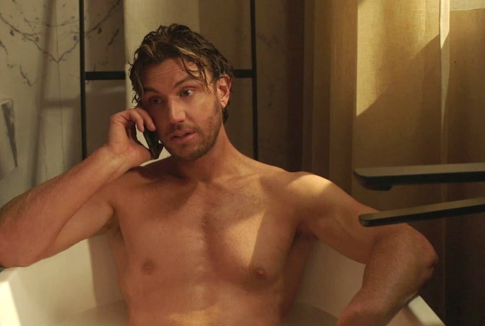 Sex/Life : est-ce bien le sexe d’Adam Demos dans la scène de la douche ? On a la réponse